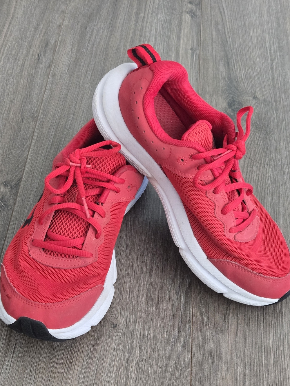 Under Armour 3026185 Red Sneaker Running Shoe Mesh Youth 7 Lace Ups Boys